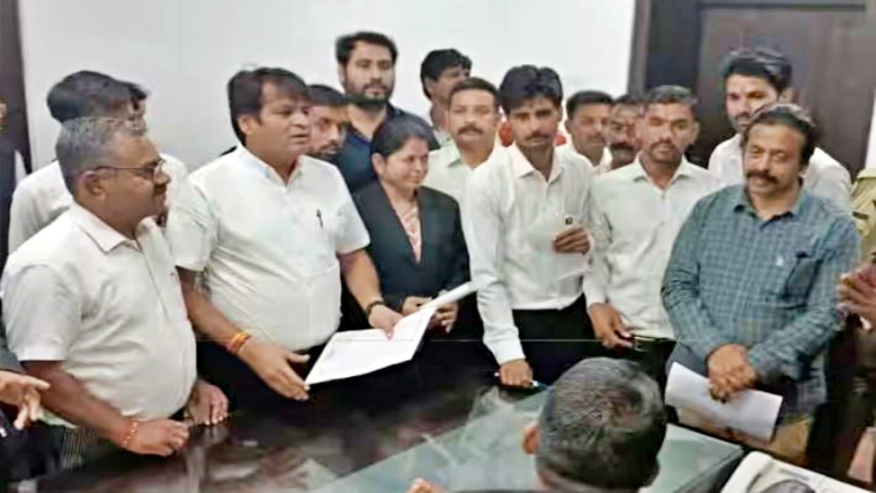 Lawyers came out in support of Dhirendra Shastri in Udaipur