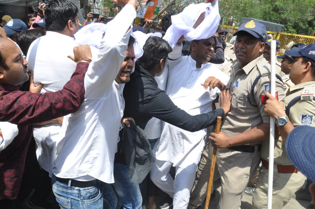 Congress worker arrived at MP's house to give shroud, police arrested
