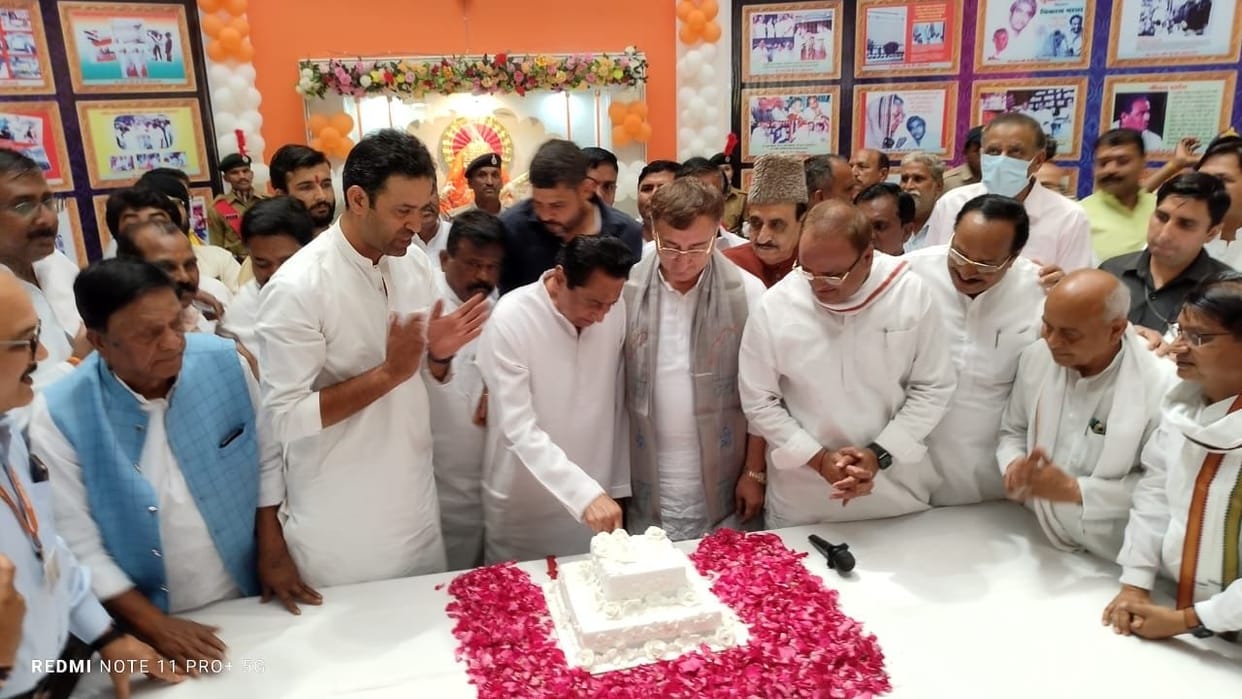 Kamal Nath shared the pain of the affected families, cut the cake after two hours, BJP raised the question