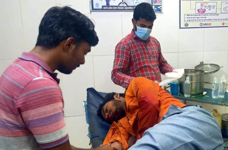 Lover drank poison after going to girlfriends house in Kannauj, friends ran away leaving her in critical condi