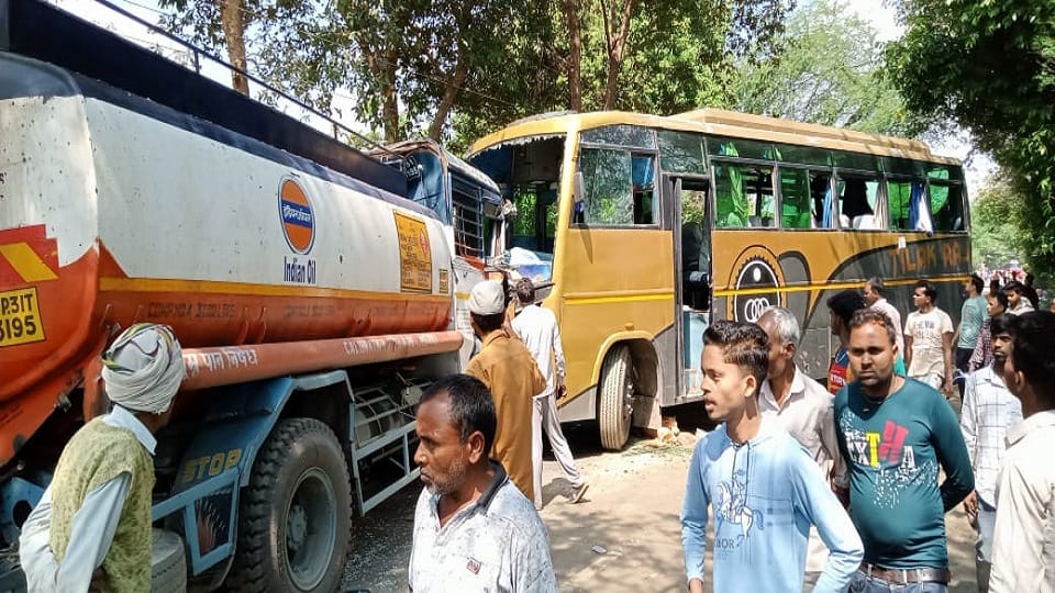 devotees returning after visiting Maa Purnagiri collided with a tanker in lakhimpur kheri