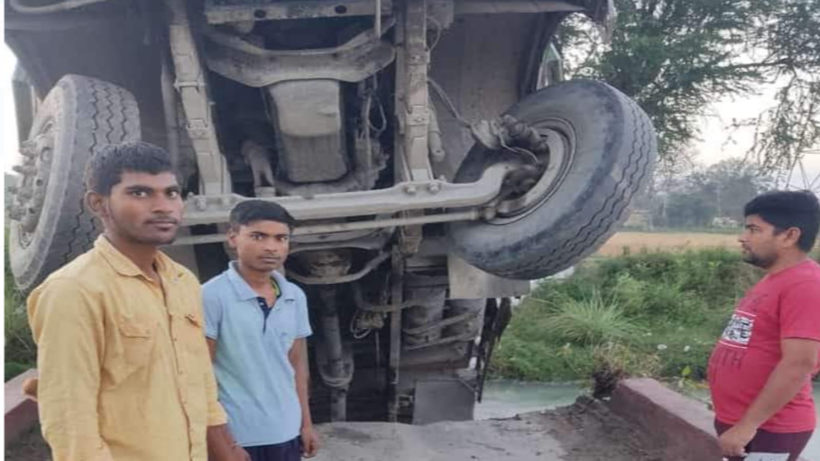 British-era bridge broke in Meerut, truck full of dust fell into canal, driver saved
