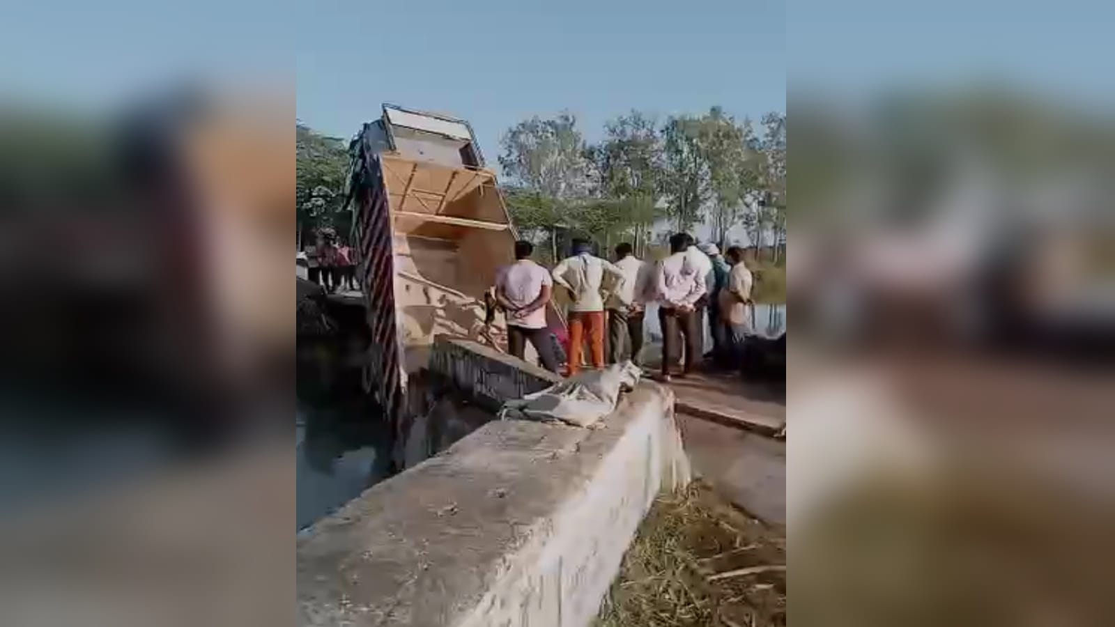 British-era bridge broke in Meerut, truck full of dust fell into canal, driver saved