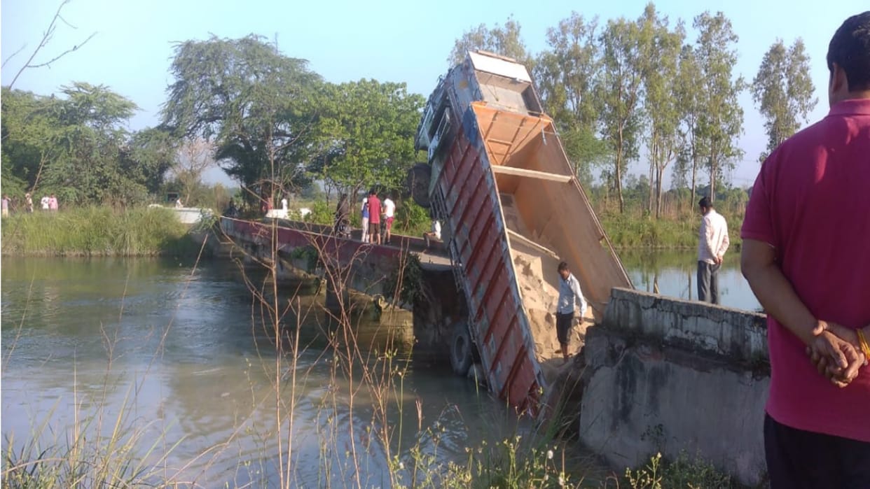 Meerut: Bridge of British era has broke in Sardhana and truck full of dust fell into canal and see photos