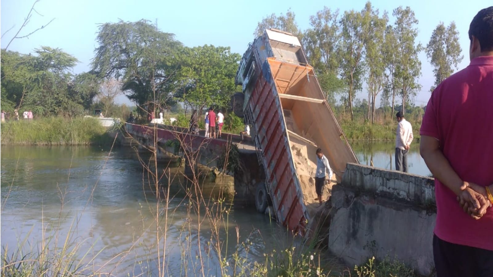 Truck full of dust kept hanging on the canal as bridge breaks in Sardhana Meerut