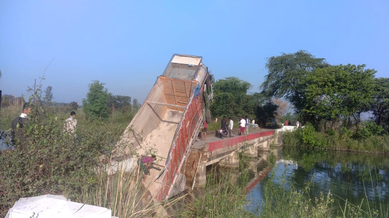 Meerut: Bridge of British era has broke in Sardhana and truck full of dust fell into canal and see photos