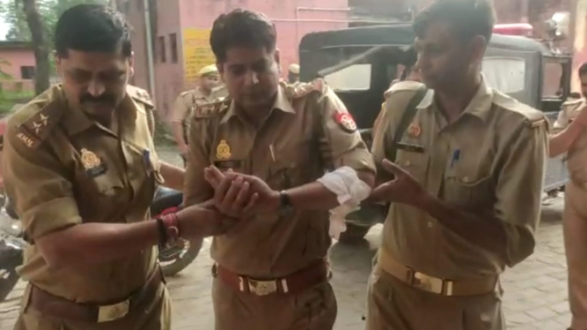 Encounter in UP: Crook Rashid killed in encounter and SO Bablu Kumar injured, see photos
