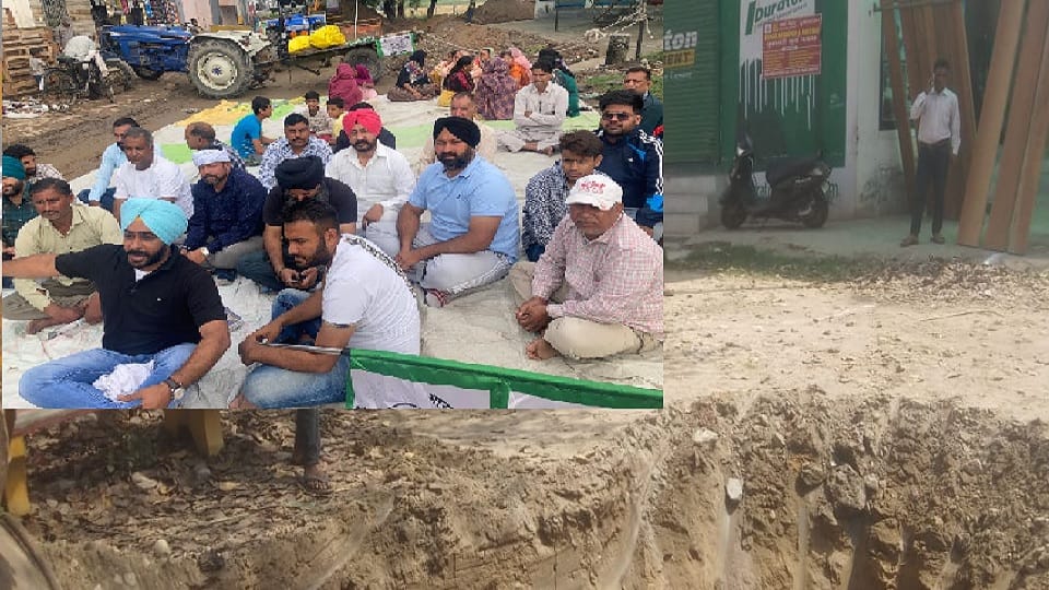 Yamunanagar: PWD stopped sewerage work, people and farmers blocked, accused SDO