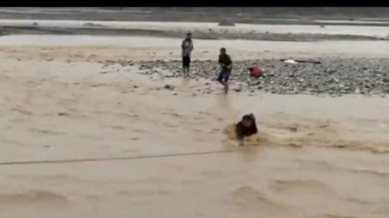 Heavy rain in uttarakhand Four people were rescued by police after they were stuck in Kosi river in Ramnagar