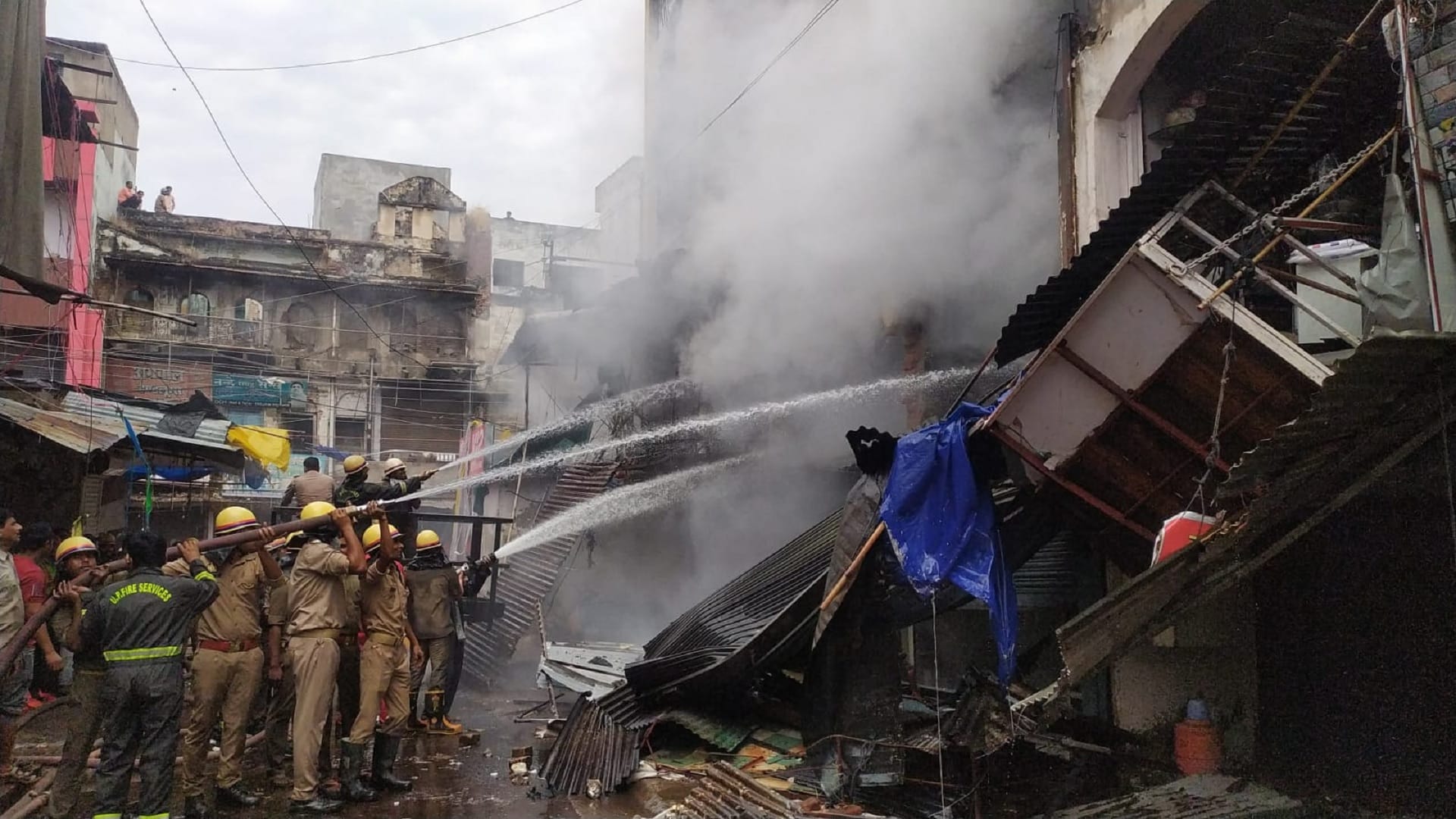 Fierce fire broke out in Sanjay Market in Chowk Ghantaghar, many fire tenders on the spot