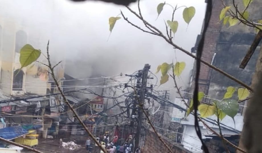 Fierce fire broke out in Sanjay Market in Chowk Ghantaghar, many fire tenders on the spot