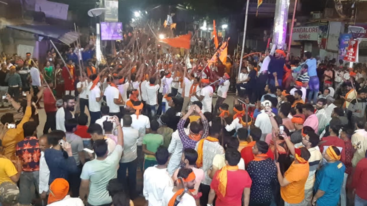 jharkhand news updates 700 people injured while performing with swords sticks on Ram Navami in Hazaribag