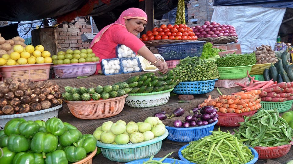 Meerut News: Farmers vegetables are being sold at penny prices, 10-15 times more expensive in retail