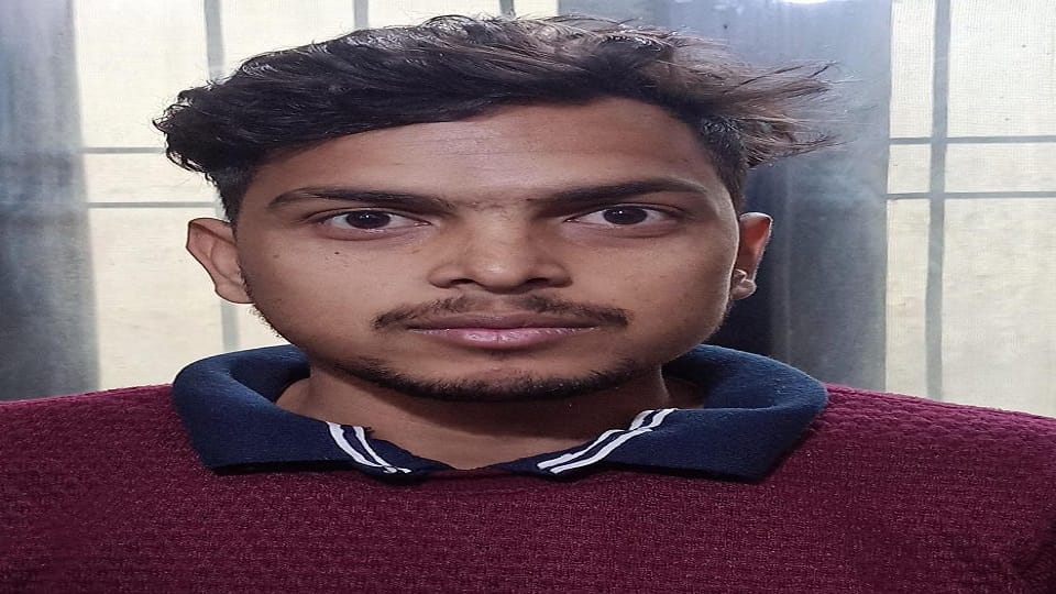 20 notes of 500 fell from his pocket Sultan returned 10 thousand after chasing him on a motorcycle
