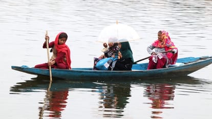 Rain continues in Jammu and Kashmir, Srinagar highway stalled, Vaishno Devi chopper service also affected