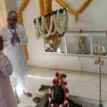 शिव मंदिर परिषर में मौजूद भागवत