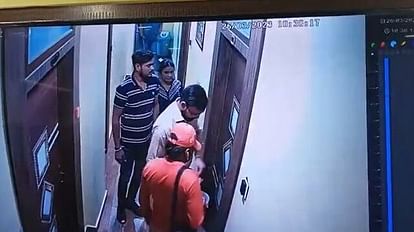 Another CCTV footage of Akanksha Dubey case came, that day the door of room number 105 opened like this