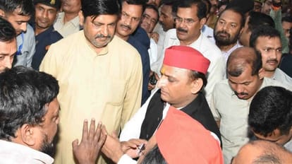 Complex fire: Akhilesh Yadav reached the spot, said Government should give compensation and space to traders