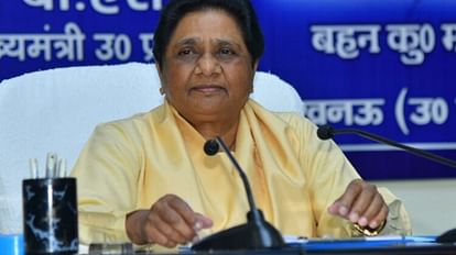 Mayawati attacks on Samajwadi Party and SP in party meeting for Nikay Chunav.