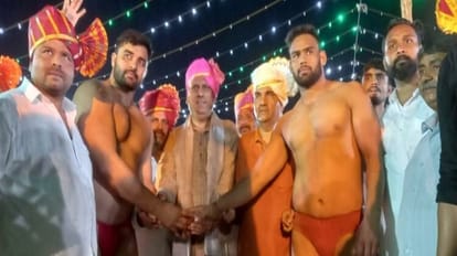 Hathras News: बराबरी पर छूटी दो लाख 51 हजार की कुश्ती, बृज और राजस्थान केसरी के बीच हुआ मुकावला Two lakh 51 thousand wrestling left on par