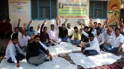 Aligarh News: आश्वासन के बाद खत्म हुआ निजी कॉलेज संचालकों का धरना, कुछ बदलेंगे केंद्र Strike ended after assurance