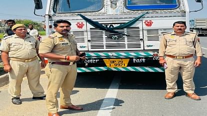 Varanasi: तीन जिलों की पुलिस ने पीछा कर पकड़ा कंटेनर, पशु लेकर पश्चिम बंगाल जा रहे थे दो तस्कर Police of three districts caught Running container two smugglers were going to West Bengal