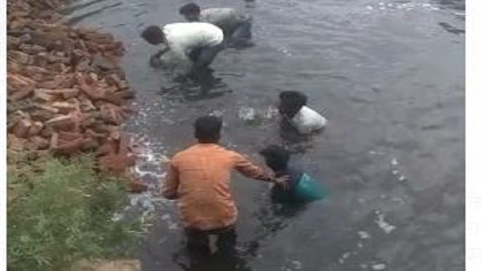 Agra Accident News Today: Tractor-Trolley Fell Into Canal Six People Buried Under Bricks and One Died