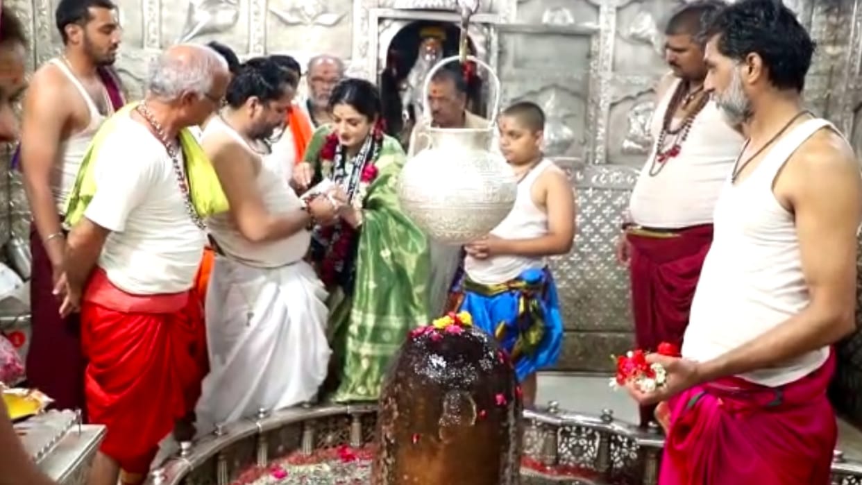 Famous actress Raveena Tandon reached Mahakal, worshiped in the sanctum sanctorum