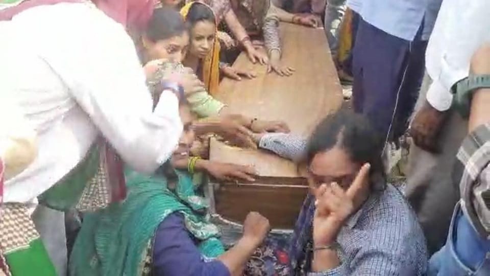 Dead body of CISF jawan not get respect in Hathras