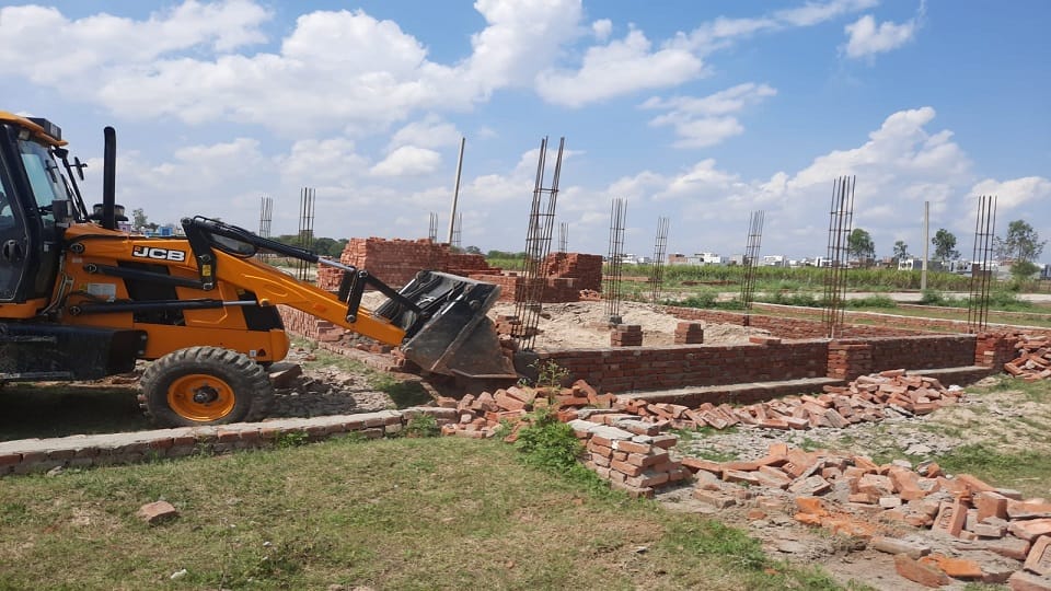 Bulldozers run on five illegal colonies on Badaun Road in Bareilly