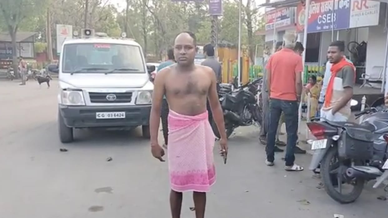 chhattisgarh middle-aged man created ruckus in towel by parking his car on road in korba