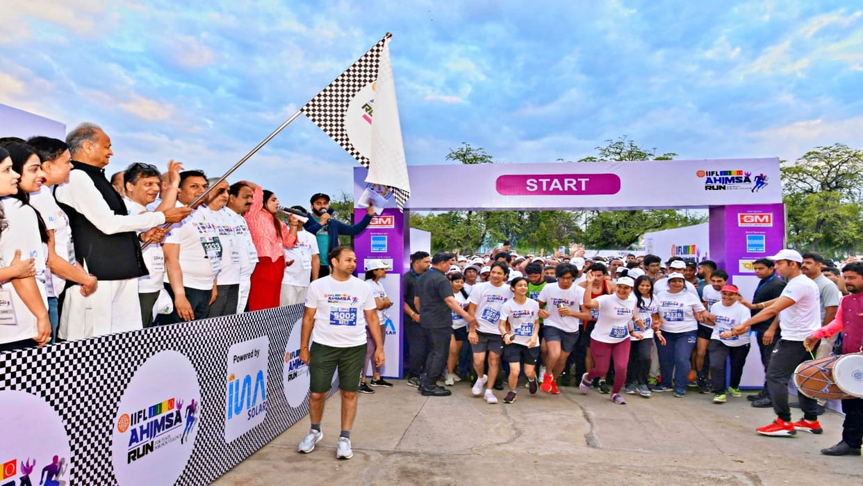 CM boosts the enthusiasm of runners in 'Jeeto Ahimsa Run'