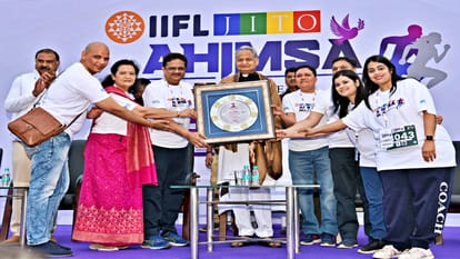 CM boosts the enthusiasm of runners in 'Jeeto Ahimsa Run'
