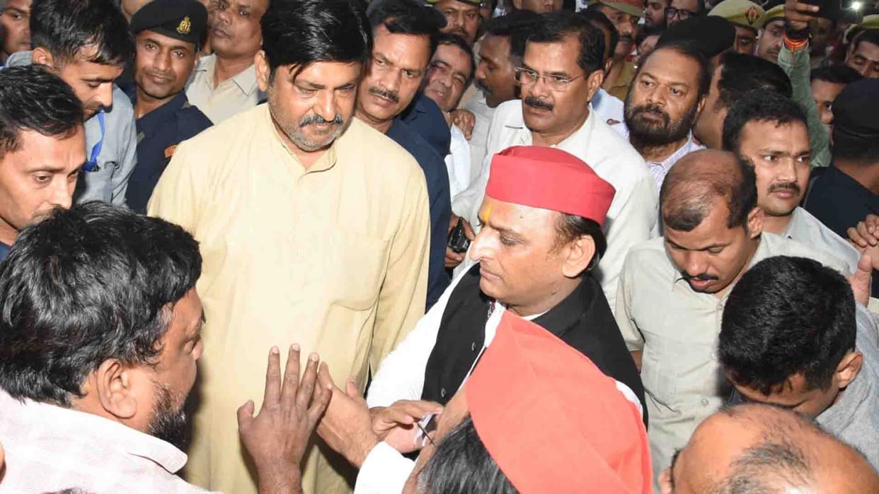 Complex fire: Akhilesh Yadav reached the spot, said Government should give compensation and space to traders