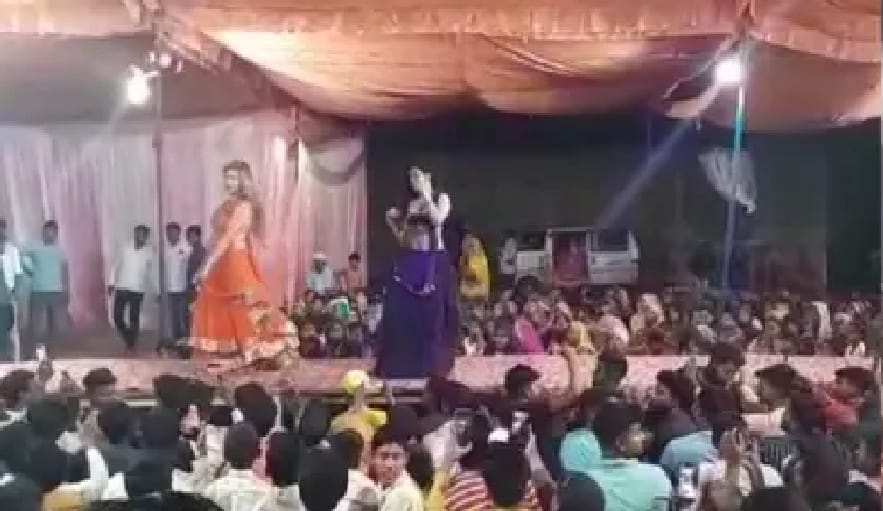Bar girls danced on the stage of Ramlila in Kanpur Dehat, report filed against the organizers