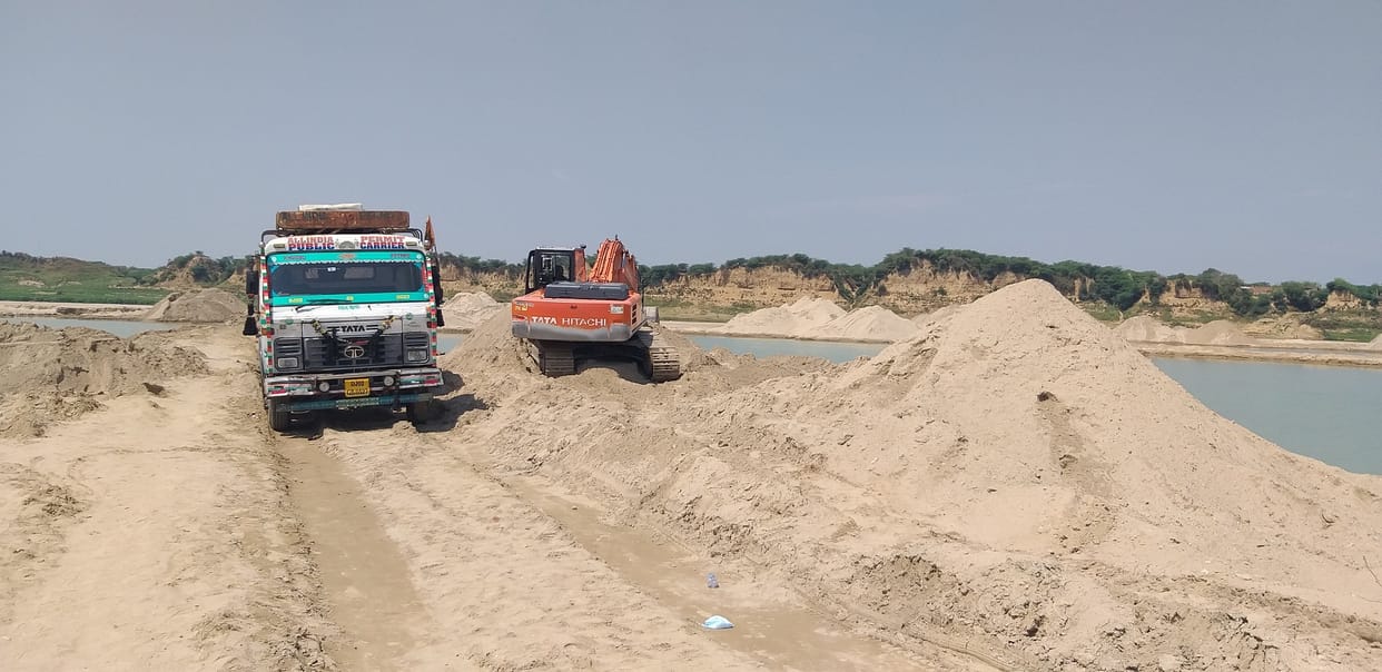 Khalasi died after being hit by Poklen in Kanpur Dehat, accident occurred while filling sand