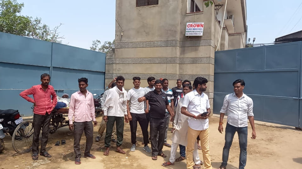 Thermos artisans on strike last two days in Firozabad for several demands including increase in wages