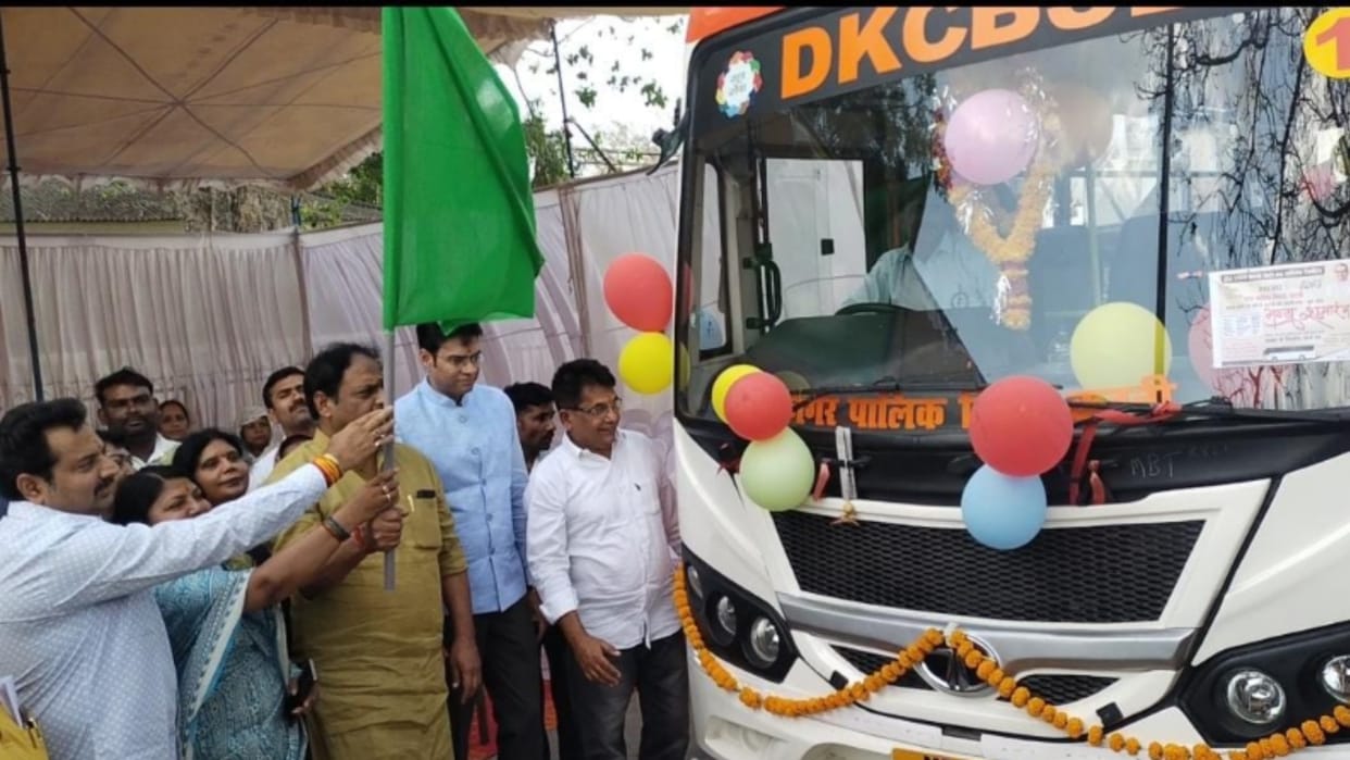 Katni city got gift of four city buses, MLA and collector flagged it off by cutting ribbon, people were happy