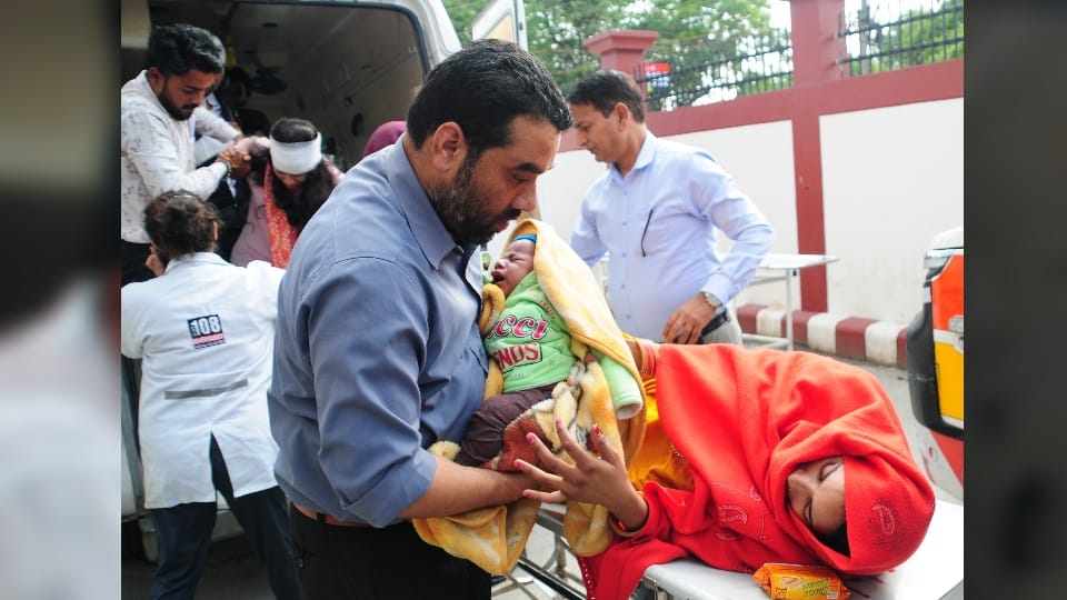 Mussoorie Bus Accident: Injured Mother Told Aap beeti and struggle for save her Three Children