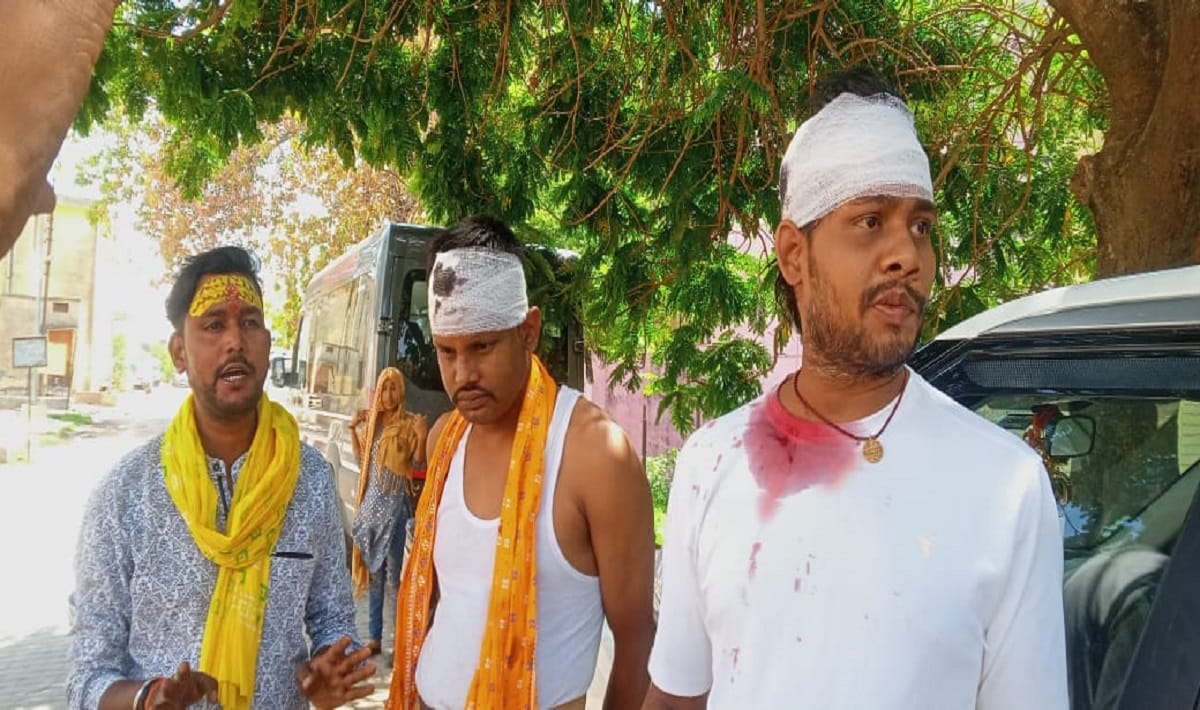 shopkeepers beaten visitors in vindhyachal for car parking and prasad dispute