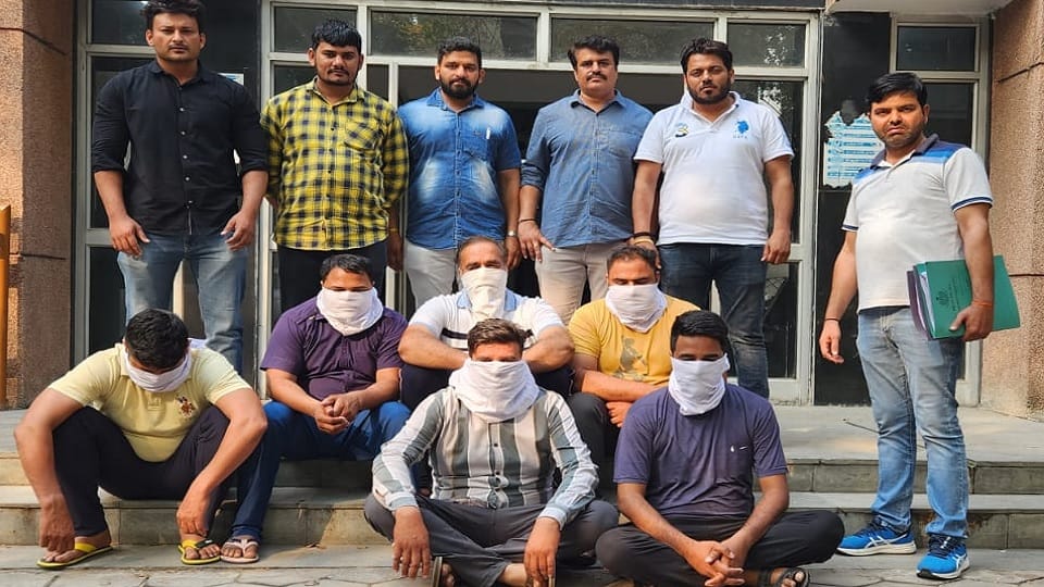 Six people arrested for smuggling illegal liquor by posing as fake policemen