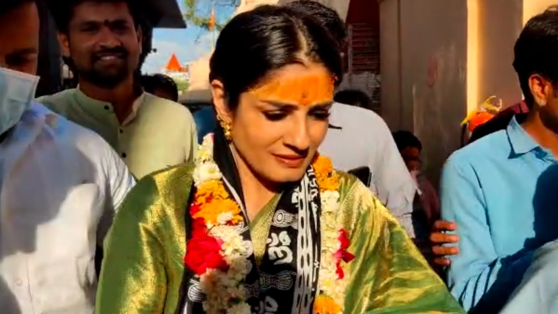 Famous actress Raveena Tandon reached Mahakal, worshiped in the sanctum sanctorum
