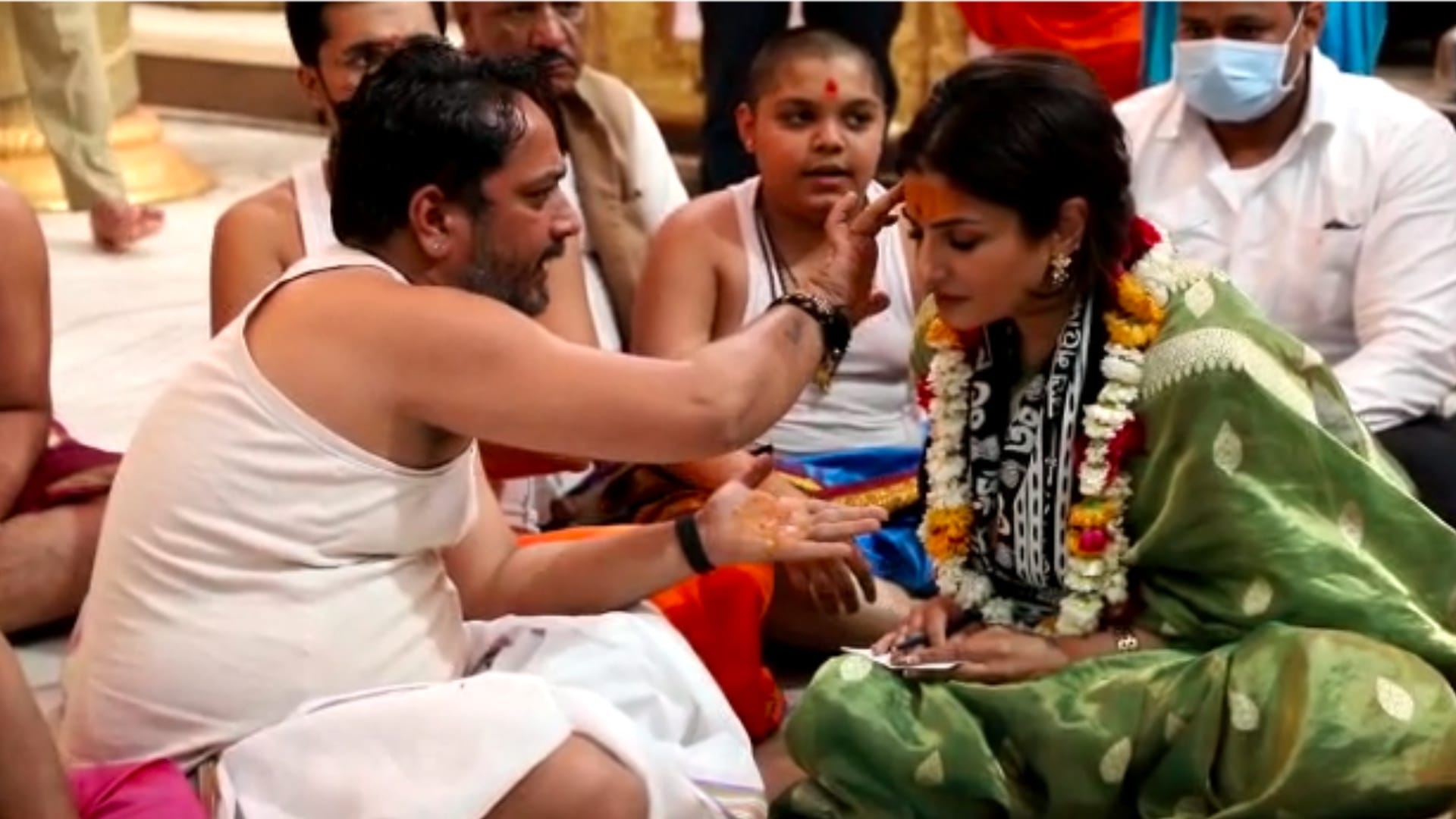 Famous actress Raveena Tandon reached Mahakal, worshiped in the sanctum sanctorum