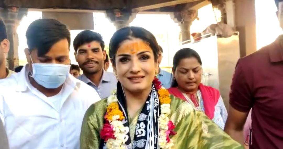 Famous actress Raveena Tandon reached Mahakal, worshiped in the sanctum sanctorum