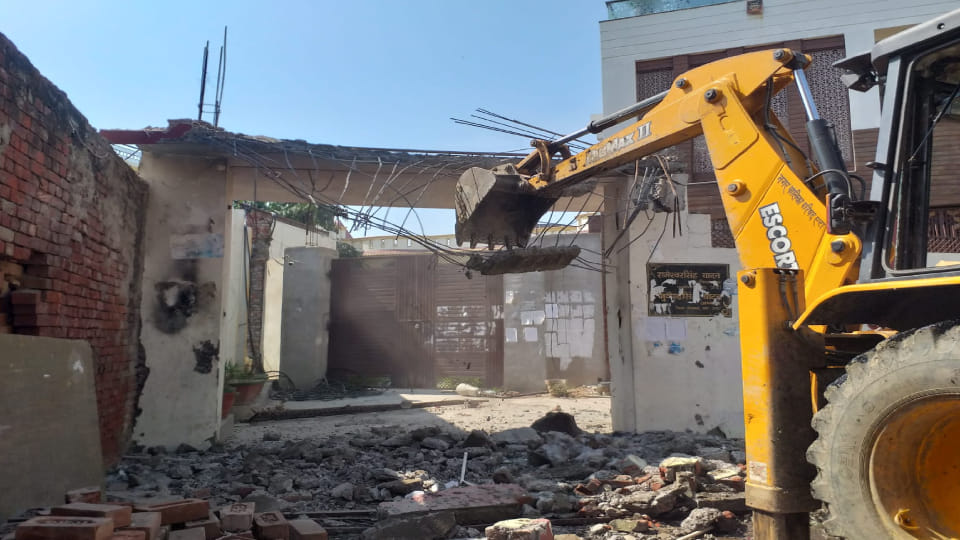 Encroachment bulldozer on former SP MLA Rameshwar Yadav and his brother house in Etah