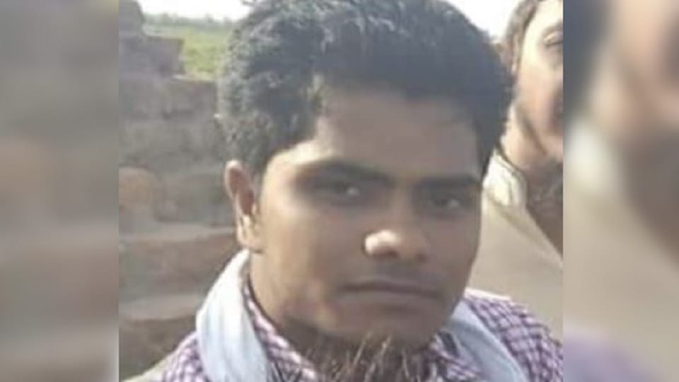 Basti Hindi News Dead body of young man found hanging in room