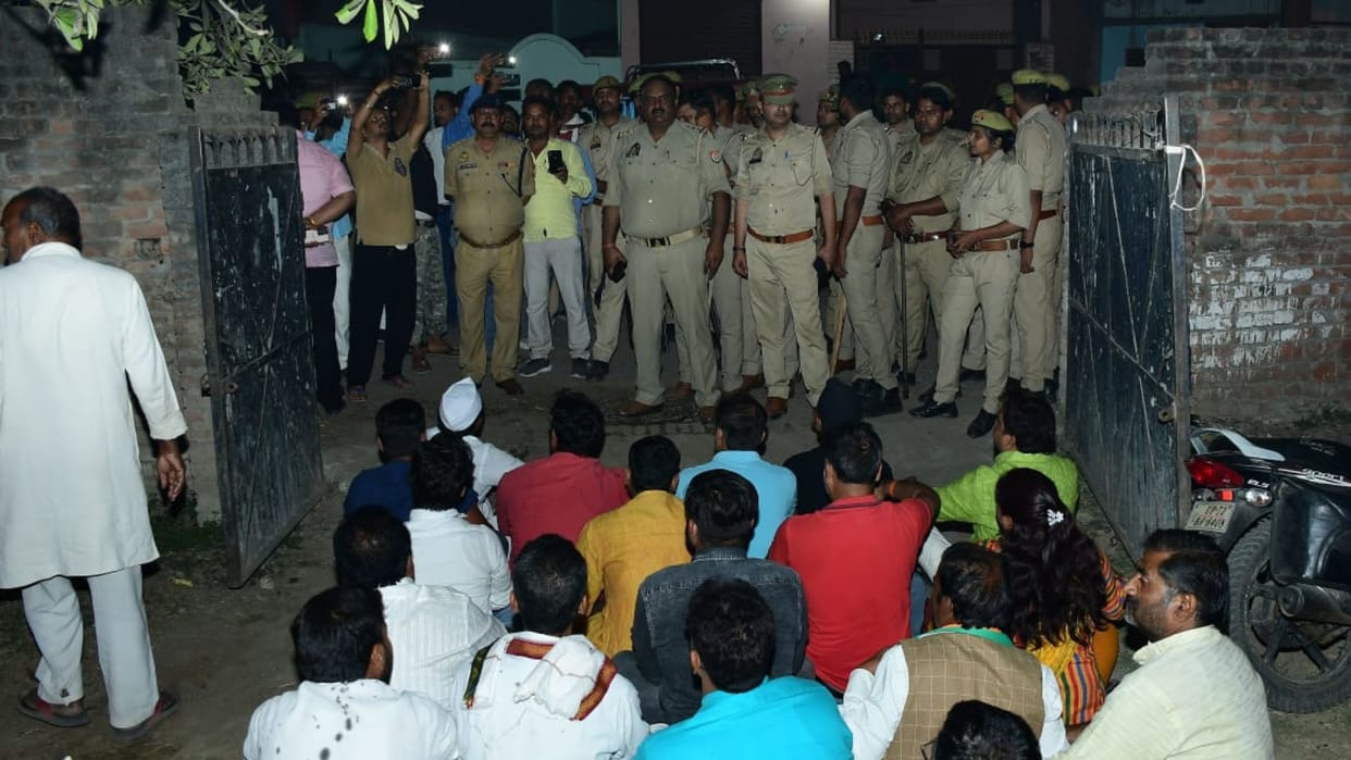 case filed against 40 congress men for beating policemen in Sultanpur.