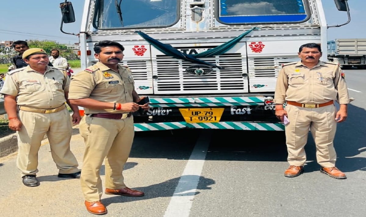 Police of three districts caught Running container two smugglers were going to West Bengal