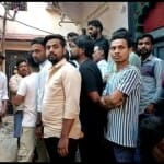 बम धमाके बाद जुटी लोगों की भीड़।