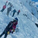 पैदल रास्ते पर जमी बर्फ